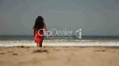Frau mit Flip Flos am Strand
