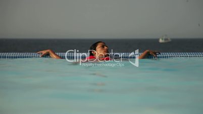 Frau entspannt im Pool