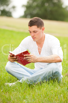 Junger Mann mit einem Buch