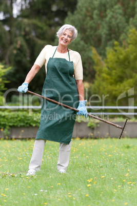 Seniorin bei der Gartenarbeit