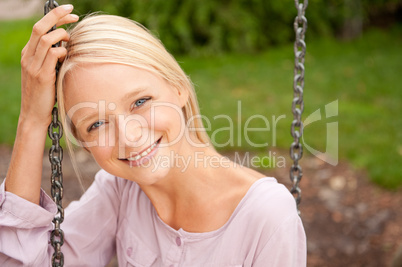 Junge Frau im Park