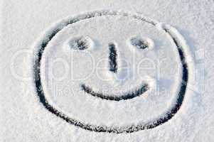 lachendes Gesicht im Schnee