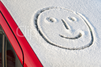 lachendes Smiley auf Schnee