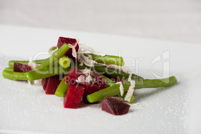 Salata aus roter Beete mit Bohnen und Meerrettich