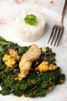 indisches Murgh Palak Gericht aus Huhn mit Spinat