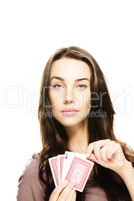 junge frau wählt eine poker karte