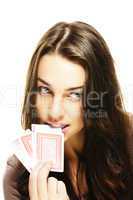 junge frau wählt poker karte mit den zähnen