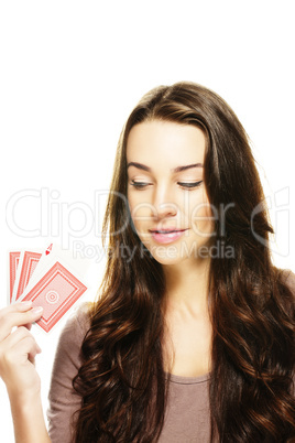 junge frau schaut auf ihre poker karten