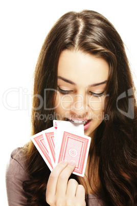junge frau zieht eine poker karte mit ihren zähnen