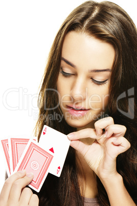 junge schöne frau wählt eine poker karte