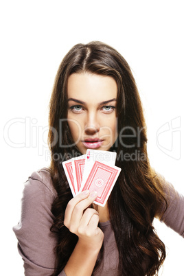 junge schöne frau hält poker karten
