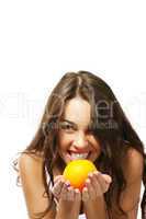 junge frau macht spässe mit einer orange