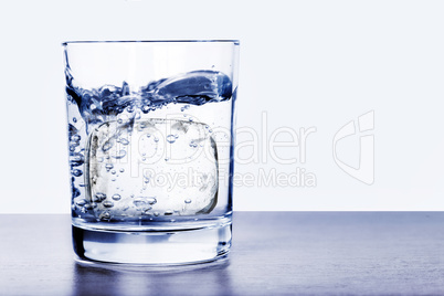 Eis im Wasserglas