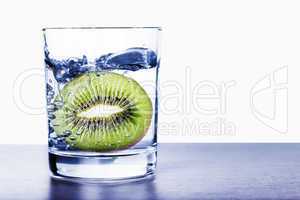 Kiwi im Wasserglas