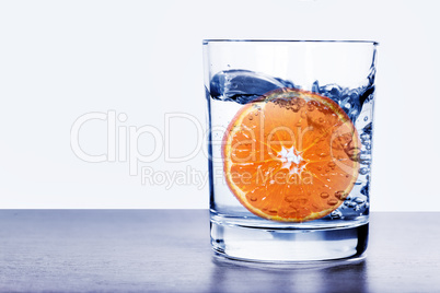 Orange im Wasserglas