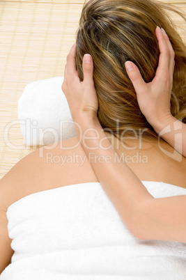 beautician hands giving head massage to lady