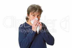 Seniorin putzt sich die Nase