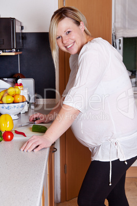 Hochschwangere Frau beim Kochen