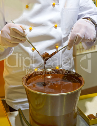 Chocolatier bei der Arbeit Chocolatier at work