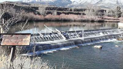 Gestautes Wasser fließt