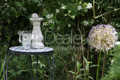 Tischchen mit Dekoration in einem Garten