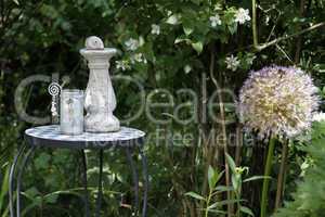 Tischchen mit Dekoration in einem Garten