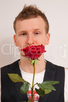 junger Mann hält rote Rose in Hand