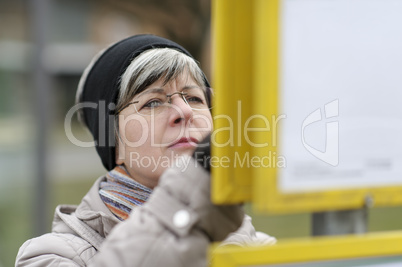 Frau an der Bushaltestelle