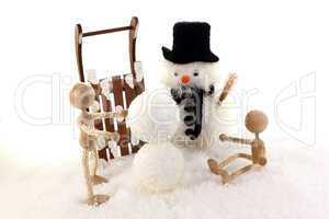 Kinder bauen einen Schneemann