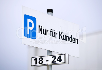 Schild Kundenparkplatz Customer parking