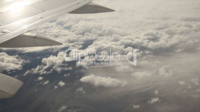 Flug über Wolken und Berge