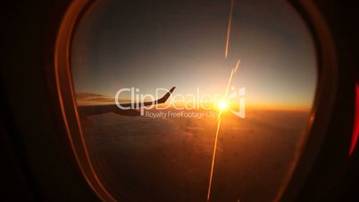 Flugzeugfenster und Sonnenuntergang