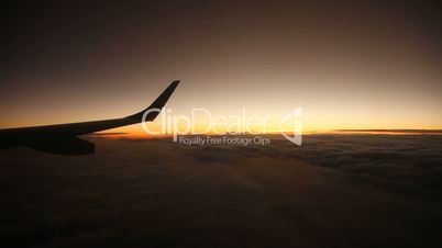 Flug am Abend über Horizont