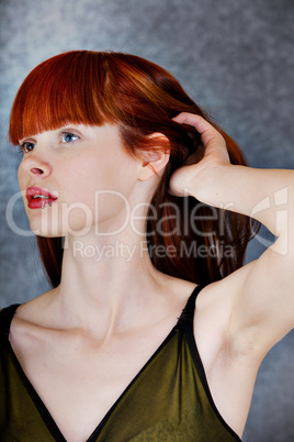 Junge Frau mit moderner Frisur