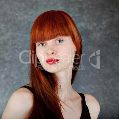 Frau mit langen rotbraunen Haaren