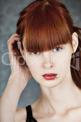 Frau mit langen rotbraunen Haaren