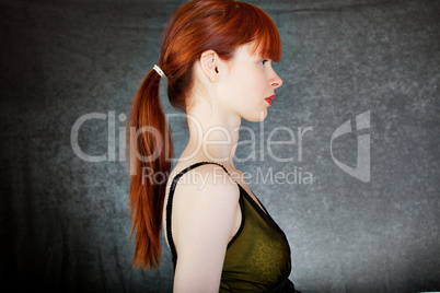 Frau mit langen rotbraunen Haaren