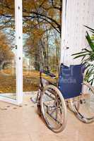 Rollstuhl steht vor offenen Fenster