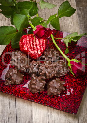rose und Schokoladenherz am Valentinstag