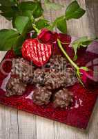 rose und Schokoladenherz am Valentinstag