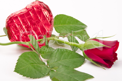 rose und schokoladenherz am valentinstag