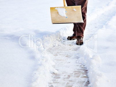 Mann mit Schneeschieber