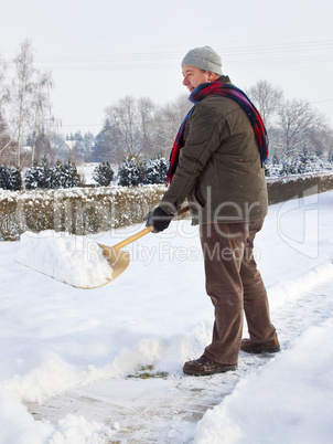 Mann mit Schneeschieber