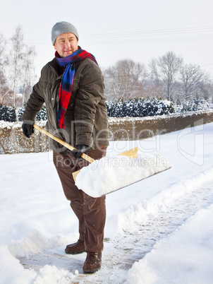 Mann mit Schneeschieber