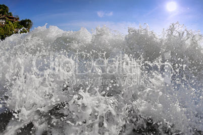 Big wave front with bubbles and splashes