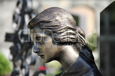Frau in Bronze