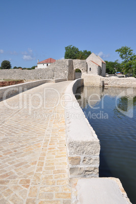 Brücke und Stadttor in Nin