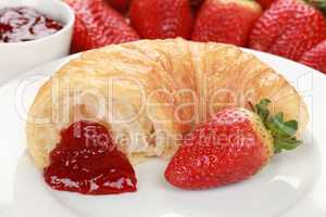 Croissant mit Erdbeermarmelade