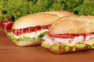 Sandwiches belegt mit Schinken und Lachs