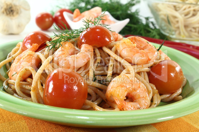 gekochte Spaghetti mit Shrimps